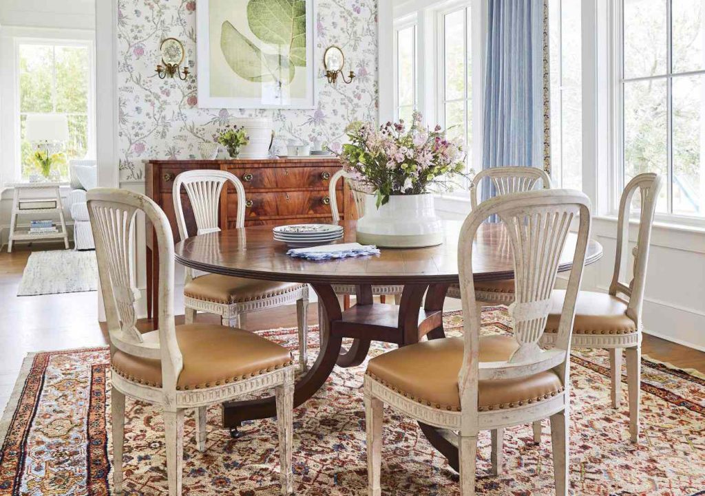 How to Decorate Small Dining Room