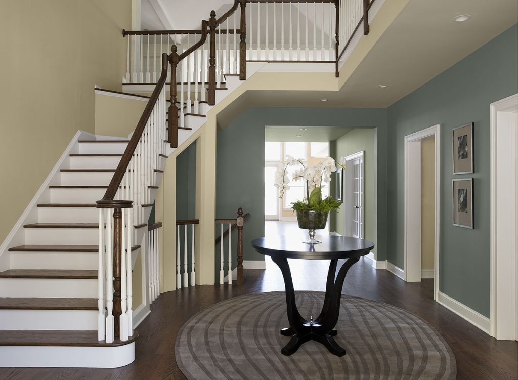 Should Hallway Be Same Color as Living Room
