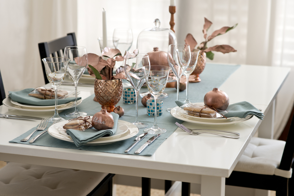 Additional Tips on Decorating Dining Table