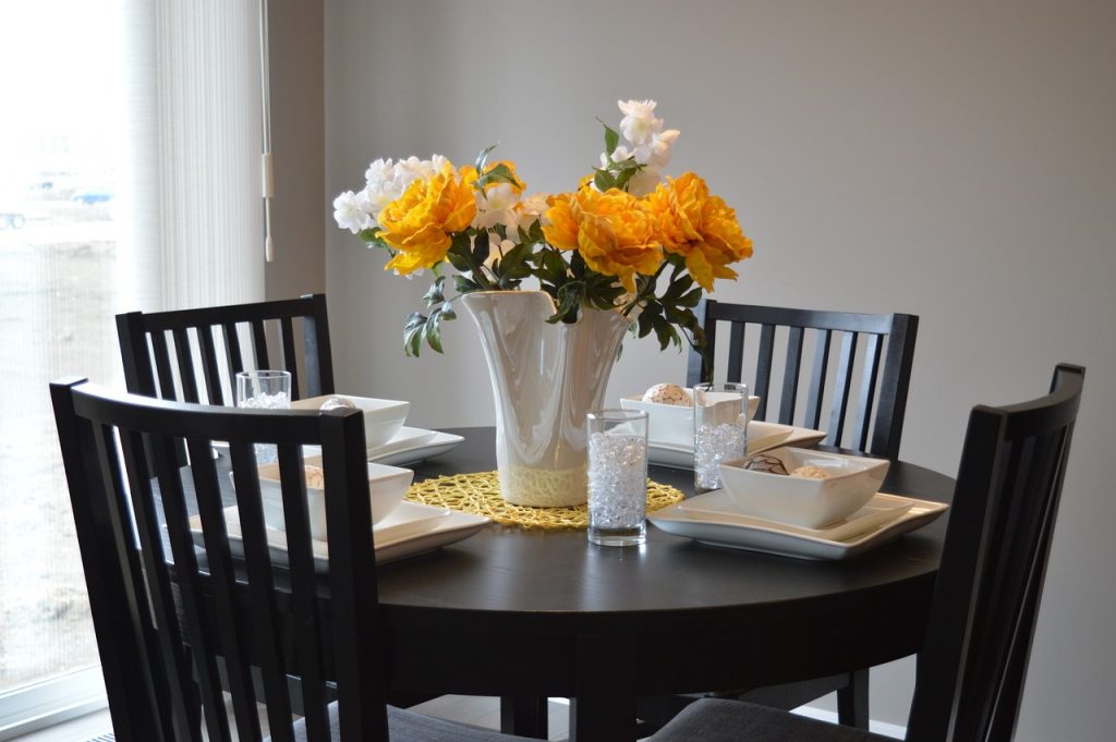 How to Decorate Dining Table