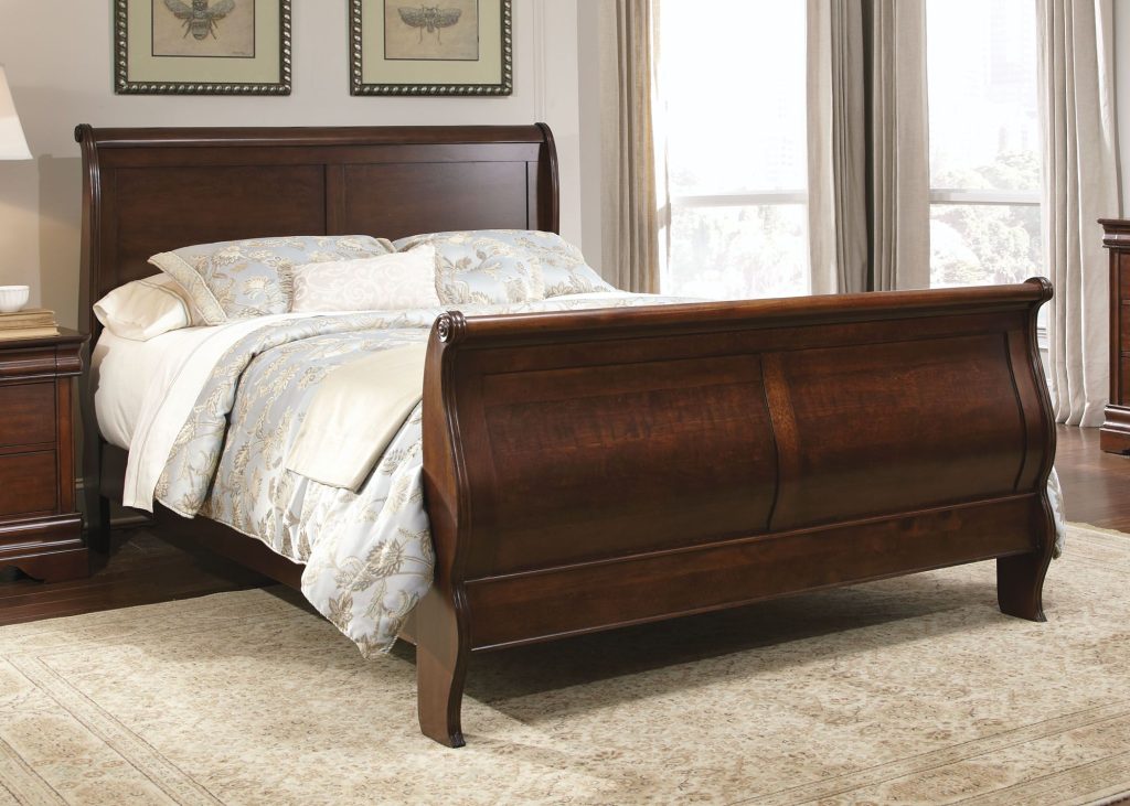 Traditional sleigh bed