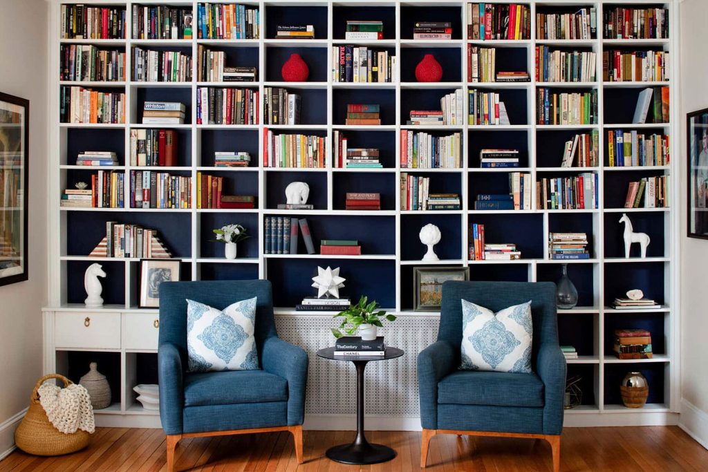 How to Decorate a Bookshelf